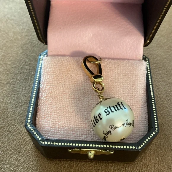 Like New Juicy Couture SCRIPT PEARL Bracelet Jewelry Box - Picture 2 of 5